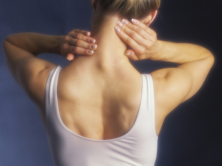 Советы остеопата: как убрать холку на шее