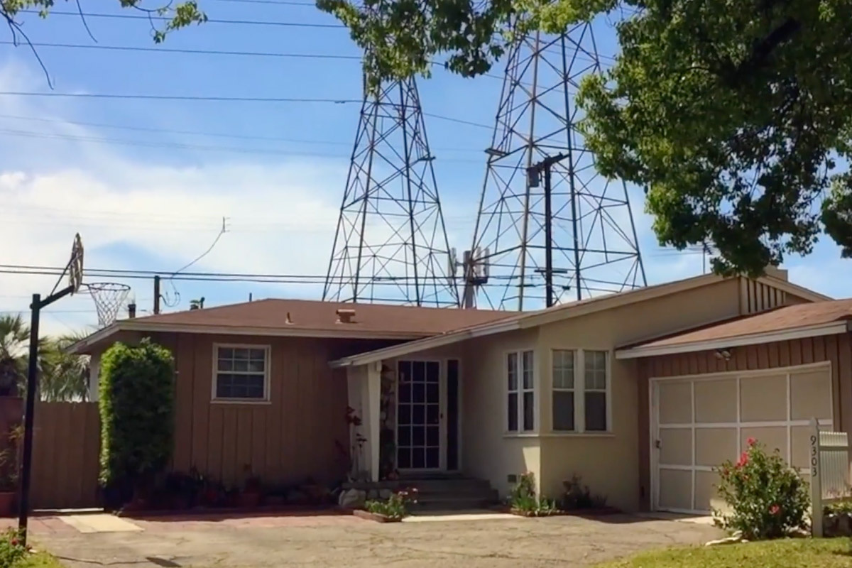 Toby Kearton / YouTube📷Дом Макфлаев