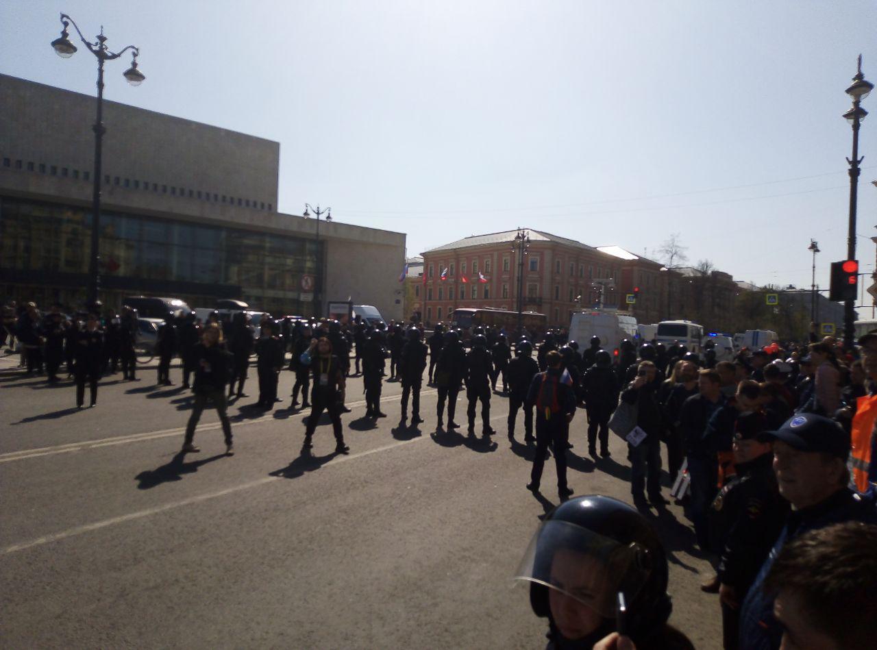 ОМОН пошёл на толпу. На первомайском шествии в центре Петербурга начались задержания общество,политика,россияне