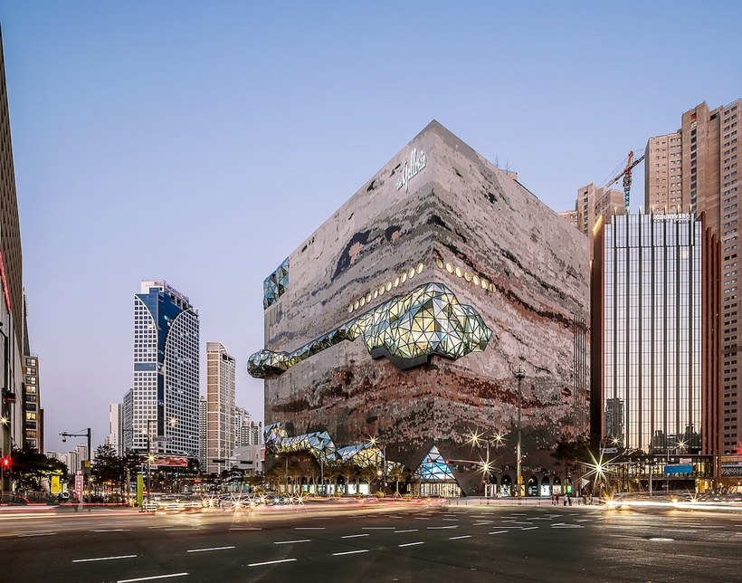 Архитекторы «обернули» южнокорейский универмаг стеклянной аллеей 