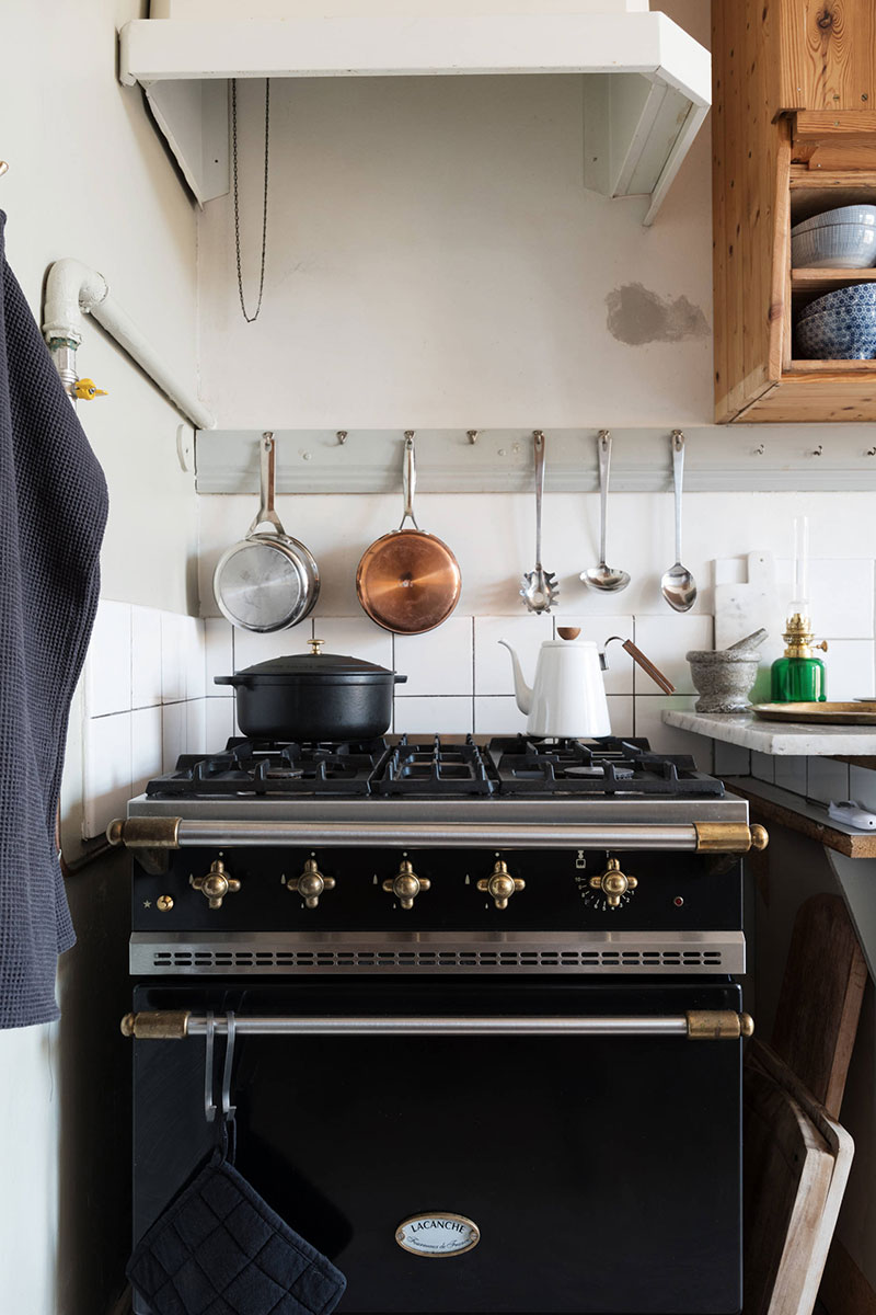 Скандинавия, которая удивляет: необычная однокомнатная квартира в Стокгольме Скандинавия, которая удивляет: необычная однокомнатная квартира в Стокгольме арт-деко,дизайн,интерьер,квартира,малометражка,Скандинавский стиль,стеклянная перегородка,темные тона