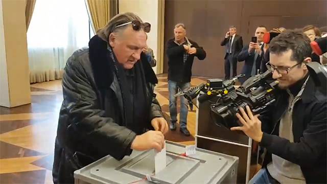 Видео: Жерар Депардье отдал голос на выборах президента РФ в Париже