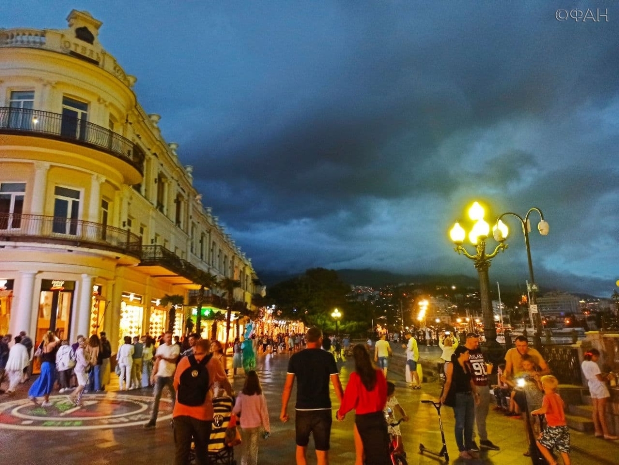 Ночная Ялта восхитила туристов, приехавших в Крым на отдых впервые