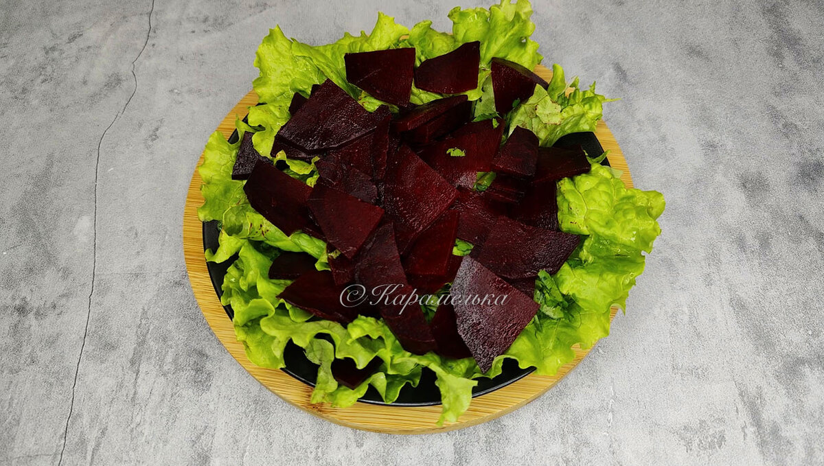 Яркий и легкий овощной салат со свеклой и особой заправкой. Вроде бы простейшие ингредиенты, но очень вкусно и необычно получается