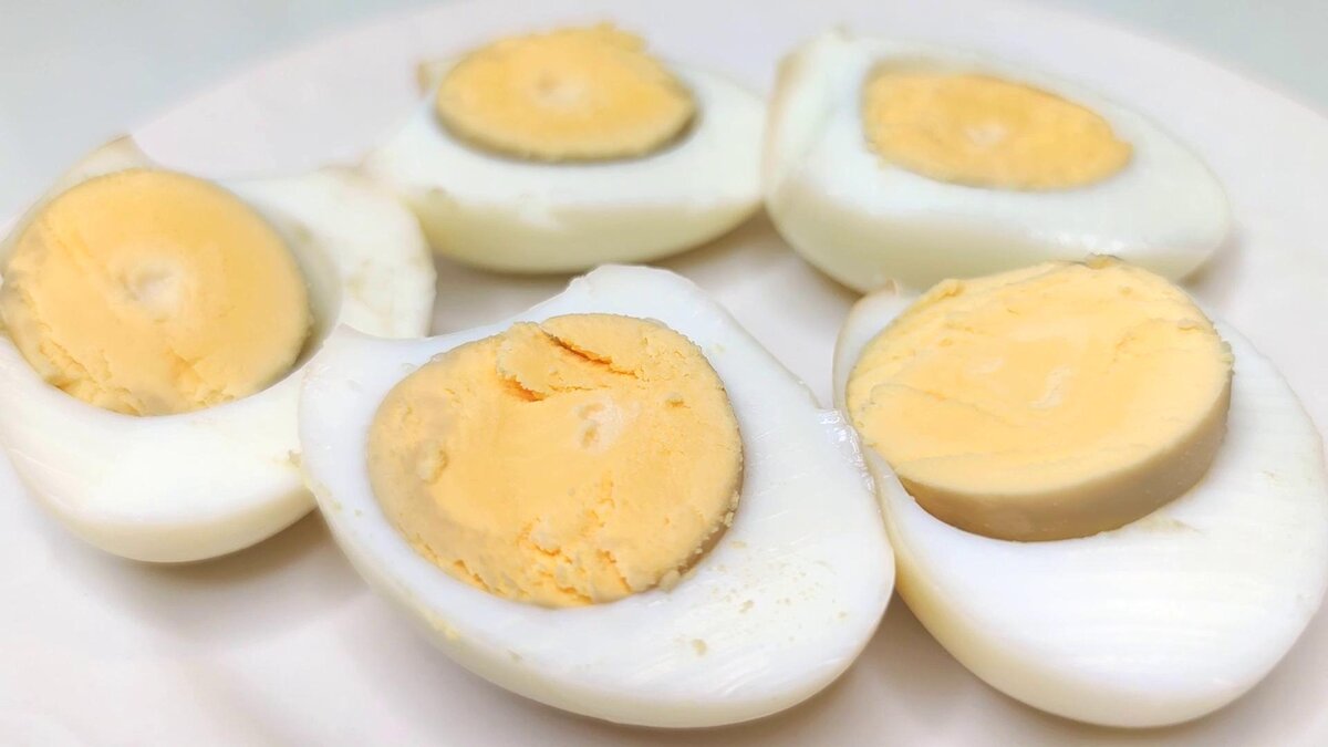 Яйца не варю и не жарю. Готовлю их по старинному рецепту. Это гениально, вкуснее яиц я не ела минут, получается, только, духовке, выглядит, должны, более, очень, ОЧЕНЬ, приготовления, выключаю, видите, влагу, своей, выделять, духовки, начинают, передержать, приготовлении, начнут