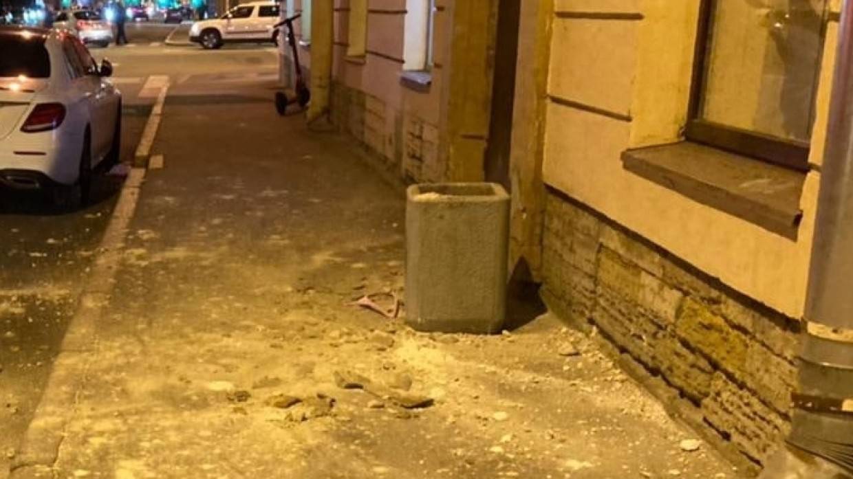 Фасадная лепнина едва не убила пешехода на Каменноостровском проспекте в Петербурге