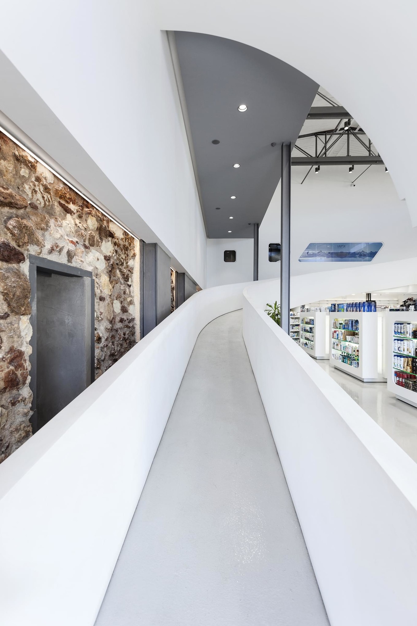 Необычный дизайн аптеки в Греции