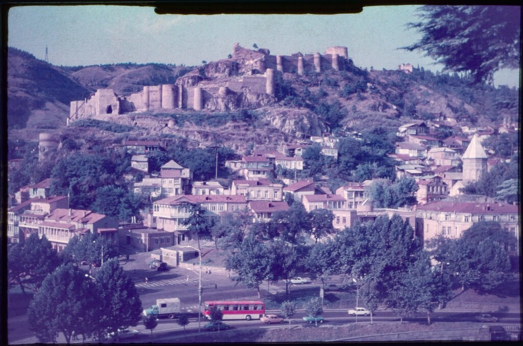 Крепость Нарикала и старый город Тбилиси
Алексей Погорелов, август - сентябрь 1988 года, Грузинская ССР, г. Тбилиси, из архива Алексея Анатольевича Погорелова.
