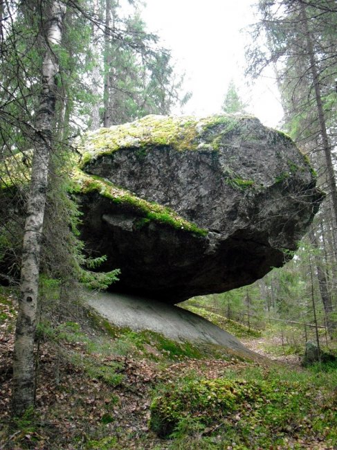 Kummakivi - огромный обломок скалы, лежащий на округлом валуне (6 фото)