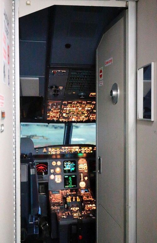 Как устроена дверь в кабину пилотов самолета Airbus-320 airbus, кабина, самолет