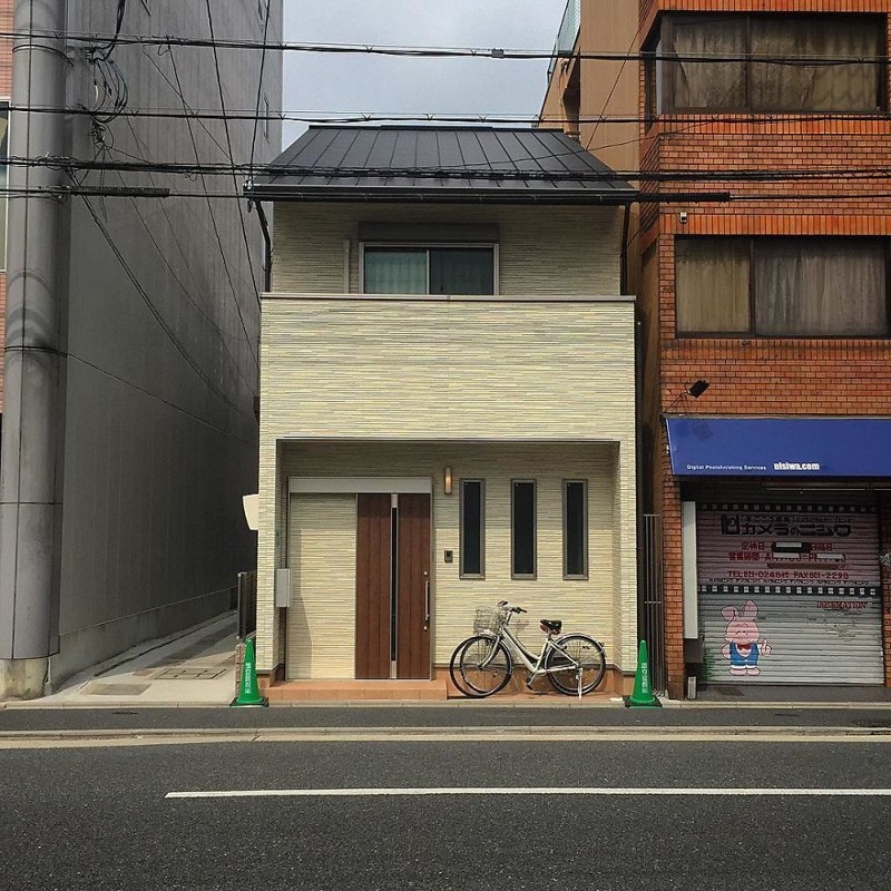 Маленький дом на большой улице архитектура, дома, здания, киото, маленькие здания, местный колорит, фото, япония