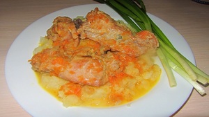 Фото к рецепту: Вкусный кролик, тушеный в сметане