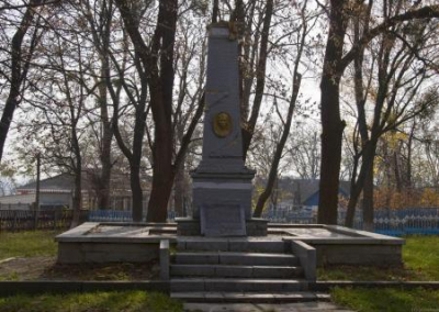 В Киевской области демонтируют памятник юной партизанке, в Харькове воюют с Ватутиным