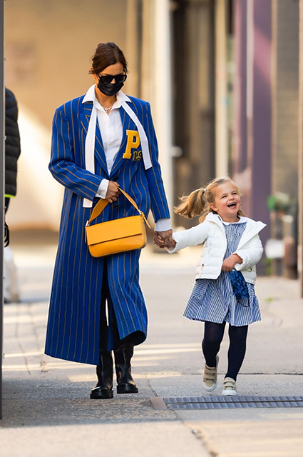 Яркий образ и отличное настроение: Ирина Шейк с дочерью Леей на прогулке в Нью-Йорке которая, Ирина, пальто, солнцезащитные, известно, напротив, подняла, наверняка, окружающим, настроение, одной, только, наверно, девочку, очкиЛея, позабавило, буквой, именно, прогулкой, пешей