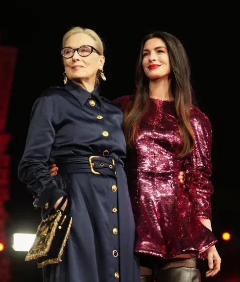 Энн Хэтэуэй в кожаных ботфортах и Мэрил Стрип посетили премьеру фильма 