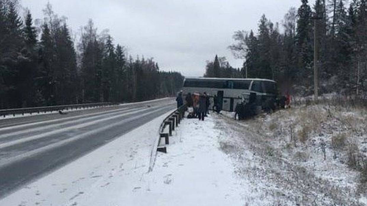 Пять человек пострадали при столкновении автобуса и снегоуборочной машины в Татарстане