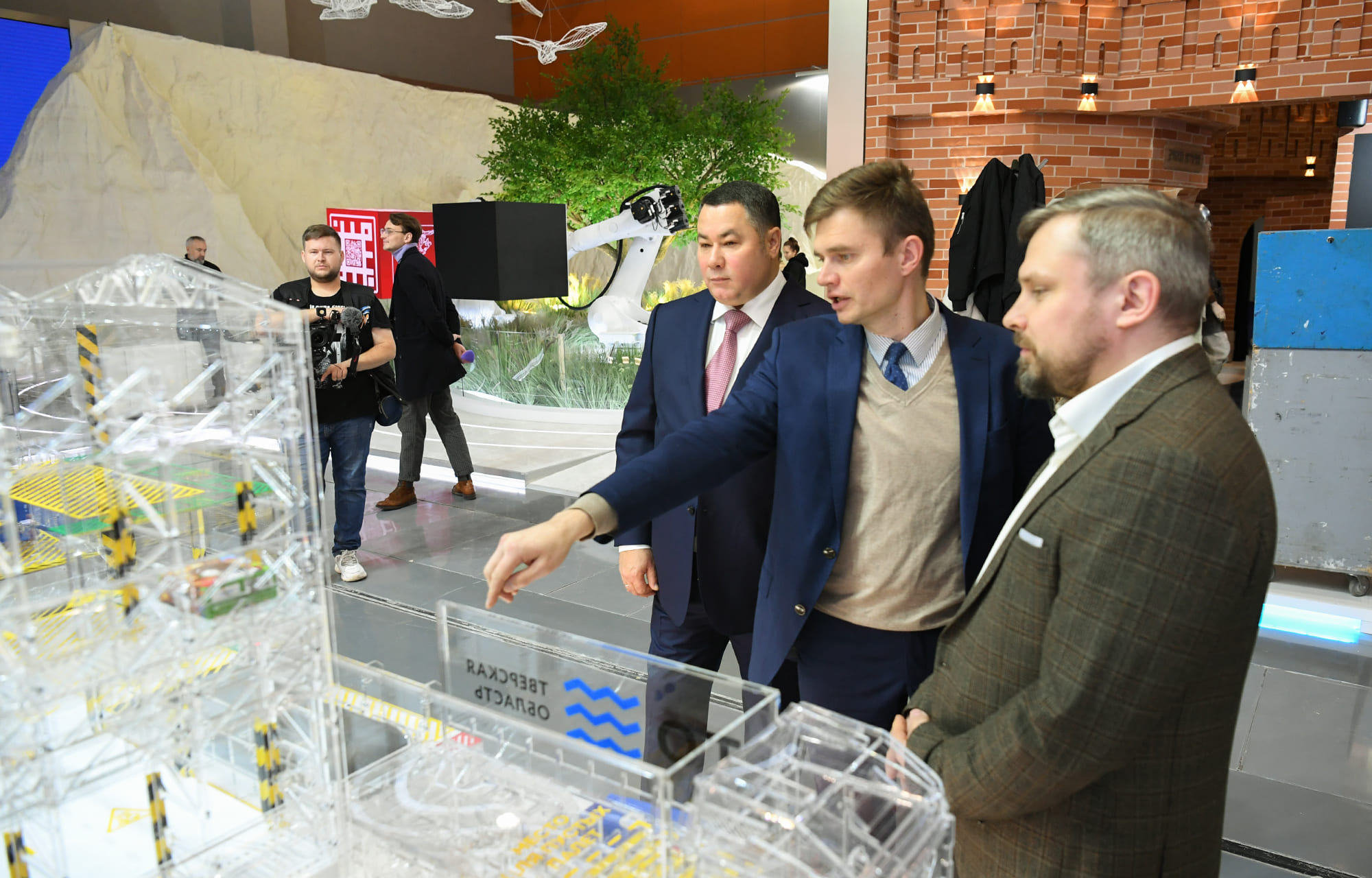 Игорь Руденя осмотрел стенд Тверской области на выставке ВДНХ