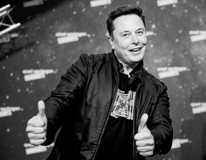 Зачем Илон Маск помогает России