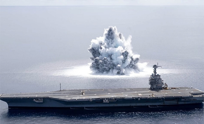 Флот США использовал 18-тонную бомбу рядом с новым авианосцем, чтобы проверить прочность судна. Видео