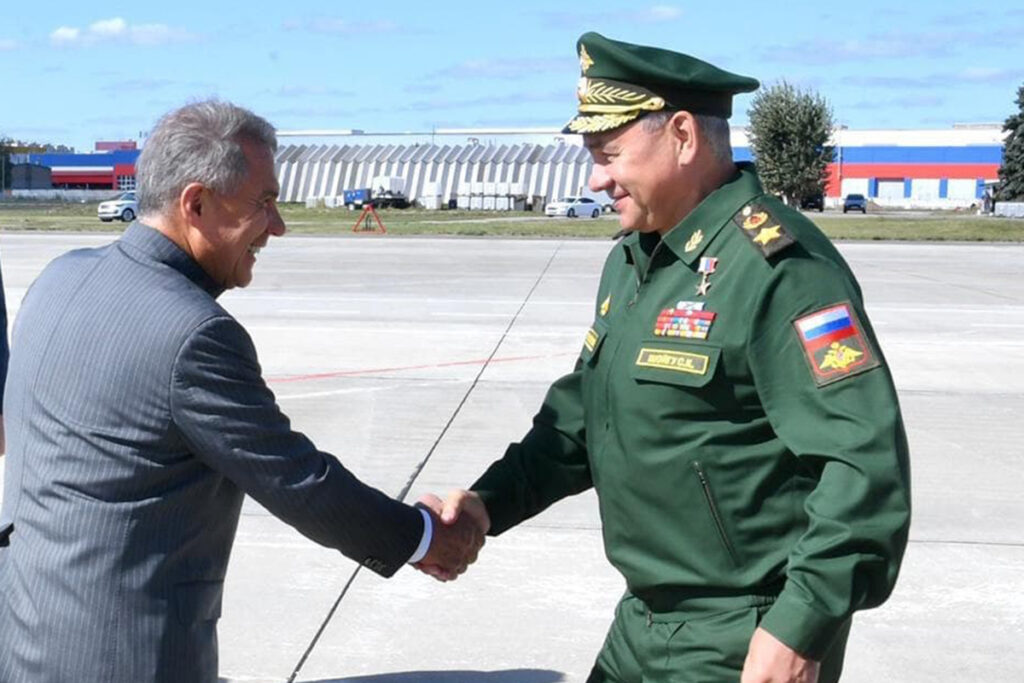 Что ждет военных 2024. Шойгу военный госпиталь Шойгу. Приезд Шойгу в Казань 2023. Шойгу вручает награды военным в госпитале. Шойгу в госпитале Бурденко.