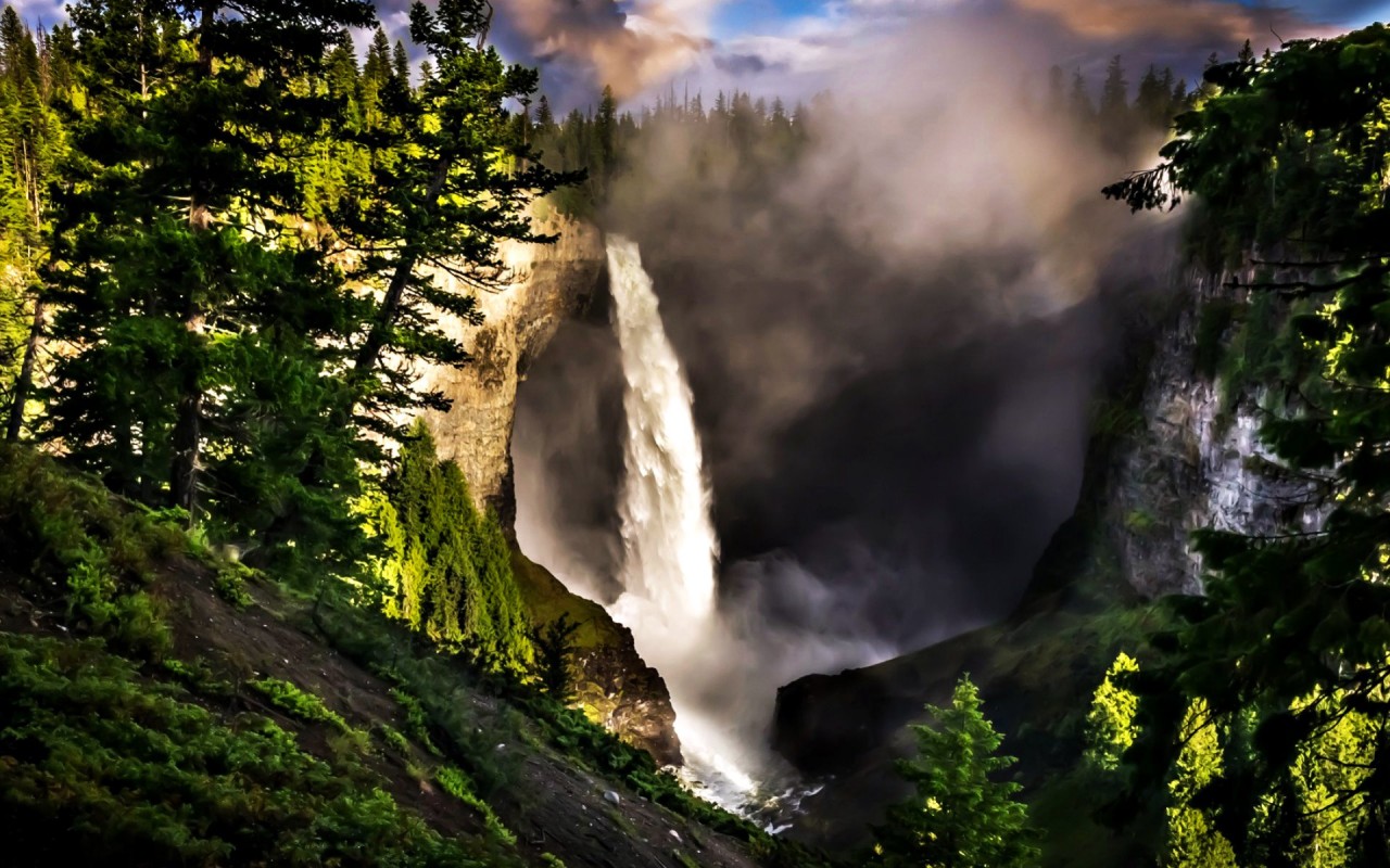 Водопад Хелмккен Канада. Мастерская природы. 10 самых красочных природных чудес света. Фото с сайта NewPix.ru
