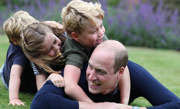 С днем рождения, принц Уильям: Кейт Миддлтон представила новые фото своего мужа с детьми Монархи,Британские монархи