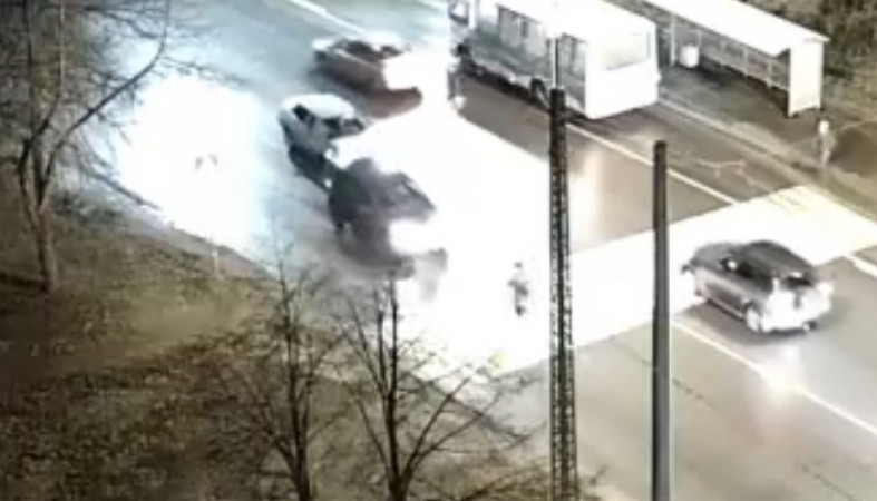 Пешеход выскочил из-под колес автомобиля после ДТП в Петрозаводске