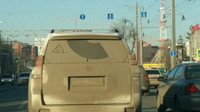 Народный креатив с наклейкой "Шипы" авто, автоприкол, наклейка, пдд, прикол, шипы