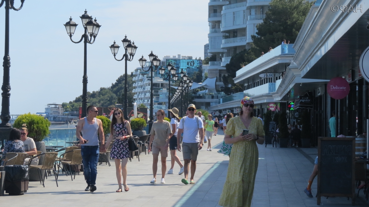 Жители Киева и Крыма оценили туристический сезон на полуострове до и после 2014 года Общество