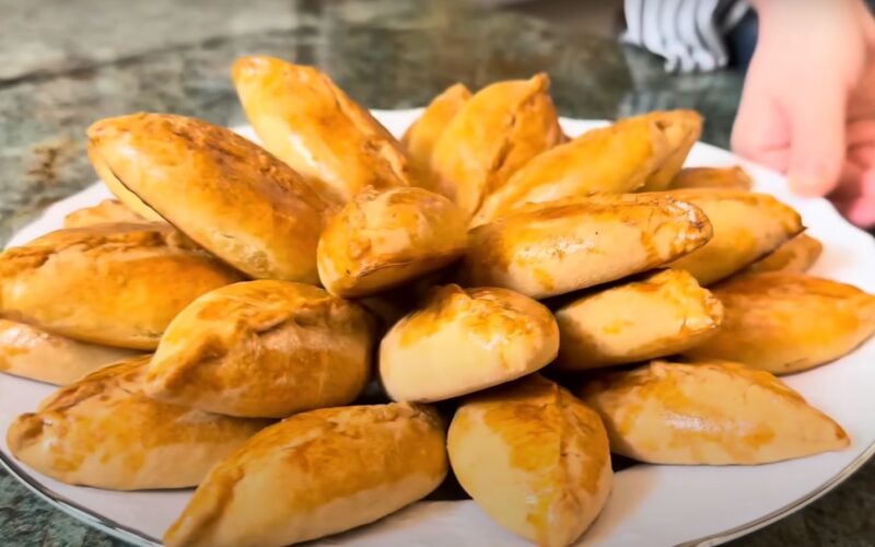 Сытные пирожки по сказочному рецепту. Вкусно, по-домашнему: каждая хозяйка мечтает их приготовить Сытные пирожки по сказочному рецепту. Вкусно, по-домашнему: каждая хозяйка мечтает их приготовить масло, пирожки, тесто, пирожков, можно, пласты, теста, члсоль, гсливочное, смешиваем, через, готовим, перцем, белком, черным, перемешиваемВзбиваем, разрыхлитель, высыпаем, крошки, сливочной