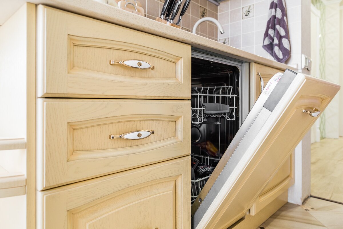 Во всем не стандарт: от конфигурации до цвета. Солнечная изысканная кухня с фасадом из массива дуба и шикарной столешницей идеи для дома,интерьер и дизайн,кухня