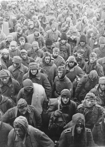 Колонна пленных немцев, румын и итальянцев в Сталинграде