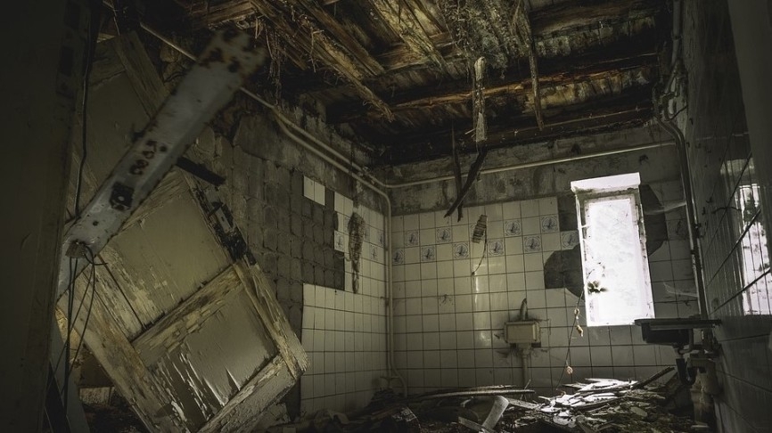 СК Хабаровска возбудил дело после падения подростка с заброшенного здания