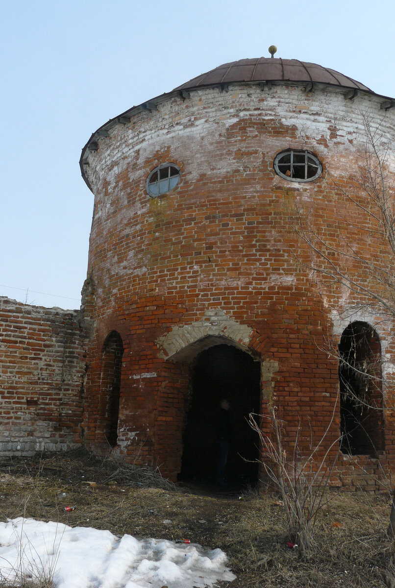 Круглых башен в Сабуровской крепости две. 