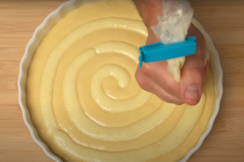 Знаменитый итальянский лимонный пирог. Простой и вкусный рецепт Знаменитый итальянский лимонный пирог. Простой и вкусный рецепт смесь, яичную, пирог, лимонный, тесто, перемешиваем, йогурт, лимонного, загустения, остывания, сотейник, после, распределяем, масло, крахмал, десерт, сливочное, разбиваем, замешиваем, сахар