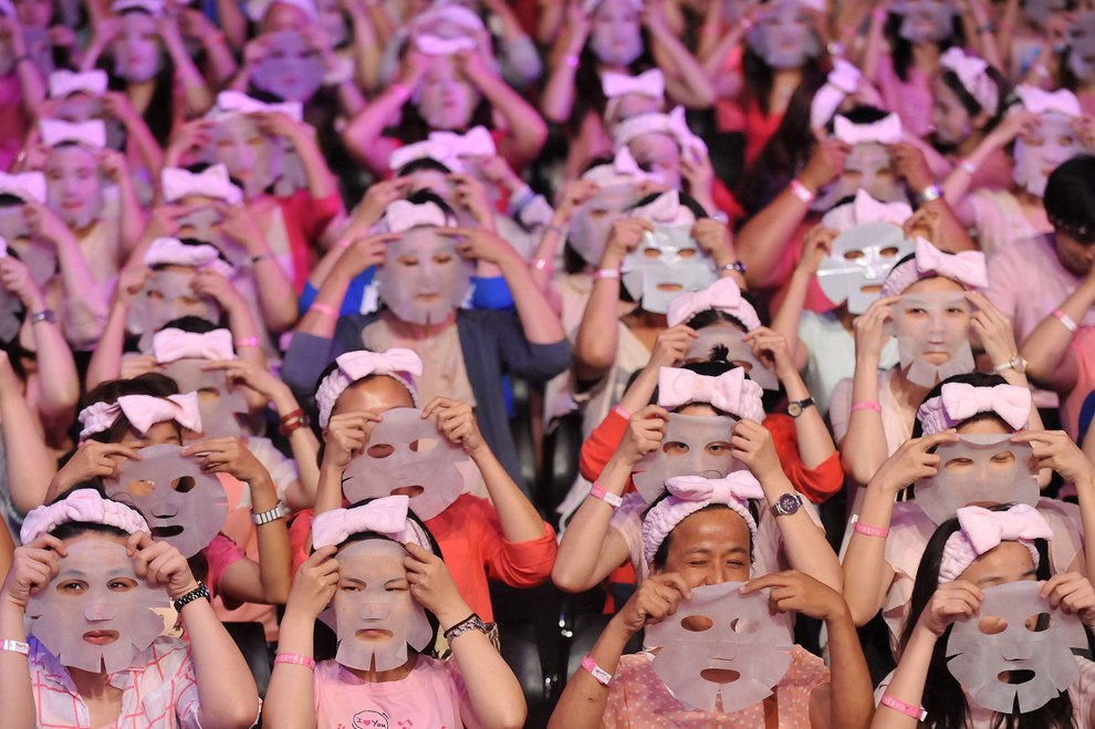 Компания по производству масок из Тайбэя устроила флешмоб с целью попасть в книгу рекордов Гиннеса