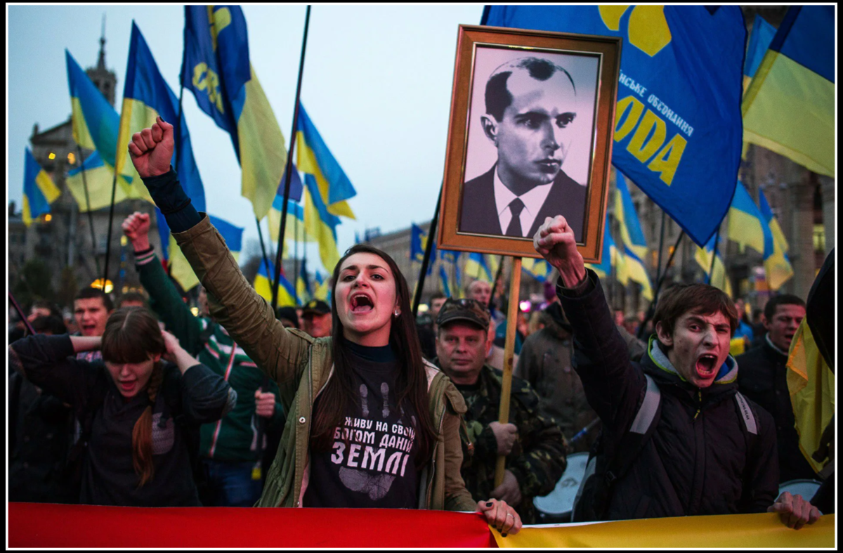 современные украинские националисты с плакатом Степана Бандеры