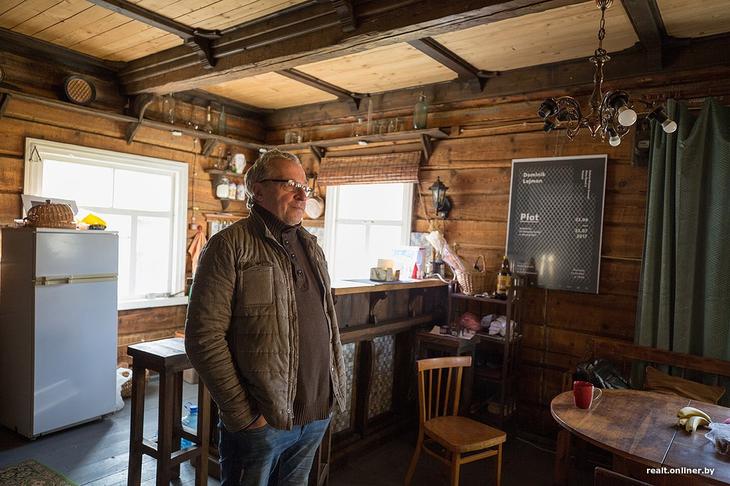 «Вложил сюда все свои сбережения». Как один человек возрождает деревню на Голубых озерах 