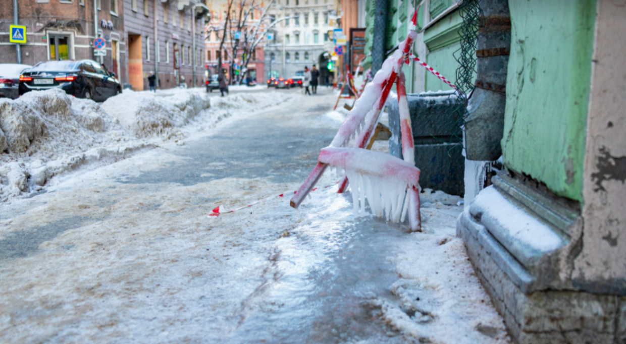 «Небесная канцелярия» обиделась на Петербург: вместе с морозами на город обрушился новый снегопад