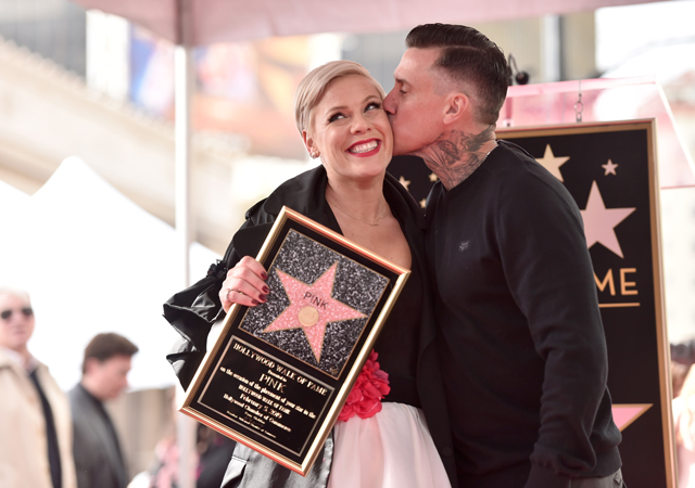 Такая нежность: Пинк и Кэри Харт трогательно поздравили друг друга с годовщиной свадьбы Такая нежность: Пинк и Кэри Харт трогательно поздравили друг друга с годовщиной свадьбы Звезды,Звездные пары