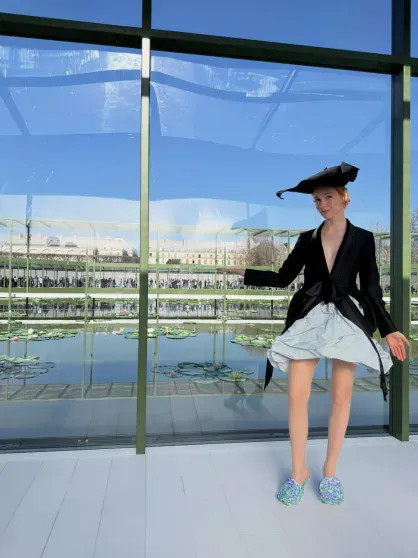 Неделя моды в Париже: Дева Кассель, Ксения Собчак, Шарлиз Терон, Ольга Карпуть и дочь Миллы Йовович на показе Dior Собчак, СобчакКсения, Карпуть, Шарлиз, Терон, Андерсон, Ольга, марта, КарпутьОльга, вуалью, кружевной, белыми, кюлотами, блузкой, 43летняя, головной, сочетала, 44летняя, ногах, фактурным