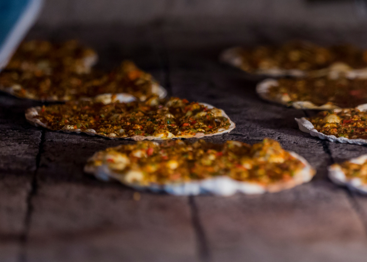 Быстрый способ приготовить лахмаджун (турецкую пиццу) тесто, перец, половина, чайной, затем, перец —, в течение, лахмаджун, поверхность, мукой, Разделите, на восемь, минут, частей, тонким, слоем, не требует, помидоры, блюдо, смешайте