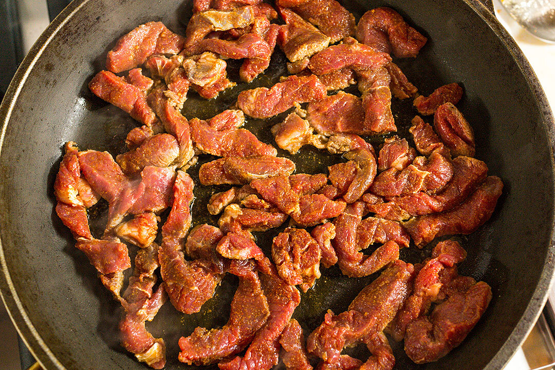 Если бы корейцы были итальянцами, то они бы тонко-претонко нарезали сырое мясо и огурцы и выложили бы его на тарелку слоями - слой мяса, слой огурцов и полили бы все маслом с уксусом, чтобы получить-8