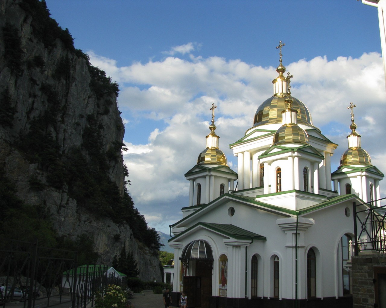 Архангела михаила ялта. Храм Святого Архистратига Михаила Крым. Храм Святого Архистратига Михаила (Ореанда). Крым Ореанда храм Архангела Михаила. Церковь Архангела Михаила Ялта.