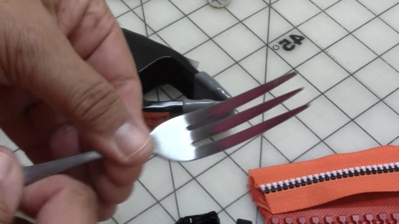 Как за 2 секунды заменить замок в молнии при помощи обычной вилки