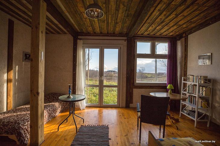 «Вложил сюда все свои сбережения». Как один человек возрождает деревню на Голубых озерах 