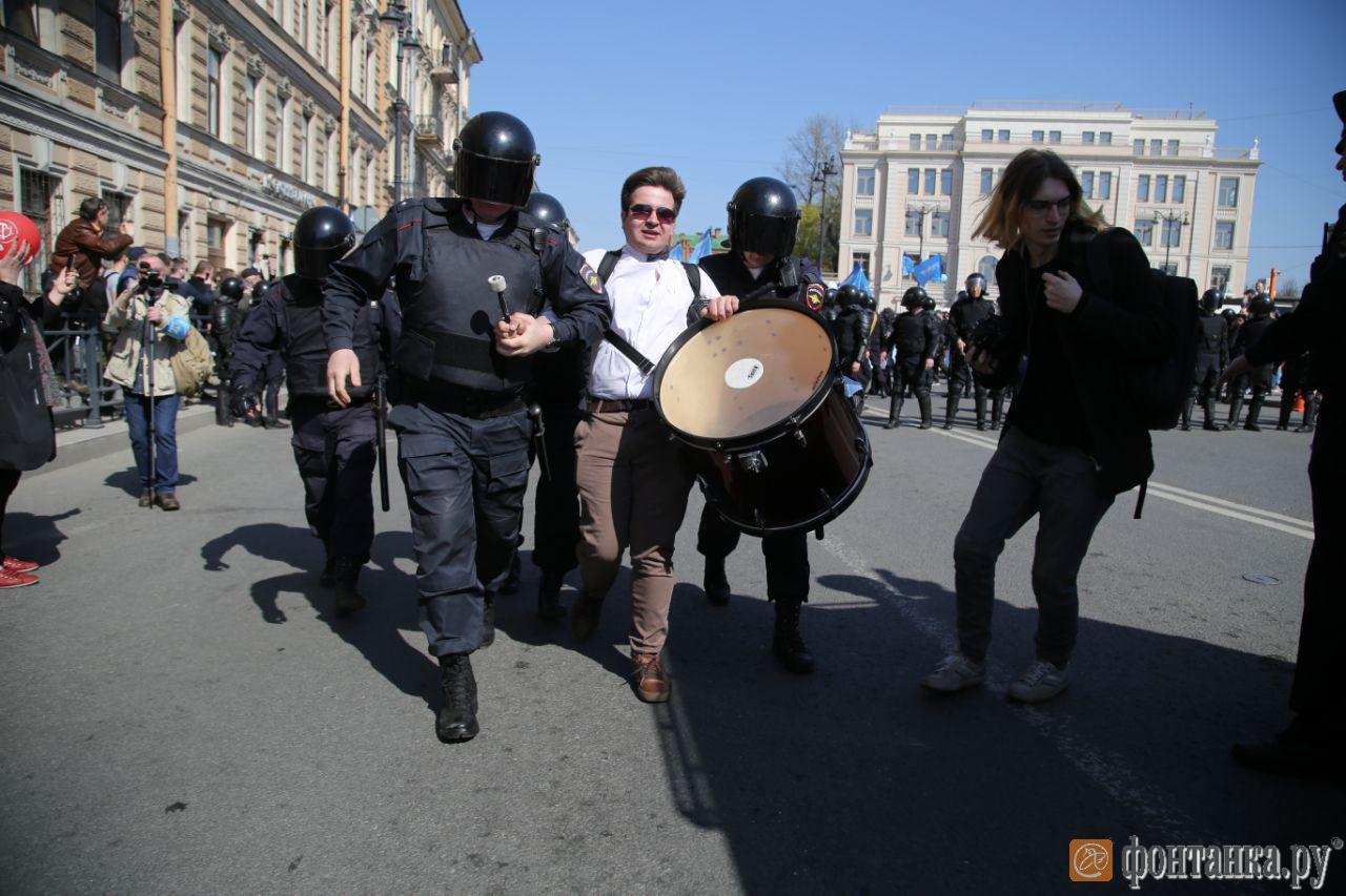 ОМОН пошёл на толпу. На первомайском шествии в центре Петербурга начались задержания общество,политика,россияне