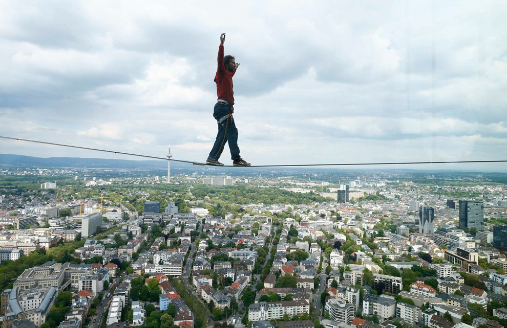 В июне этого года австриец Рейнхард Клейндл решил побороть боязнь высоты кардинальным способом — прошелся по канату между двумя небоскребами на высоте 185 метров, установив тем самым мировой рекорд