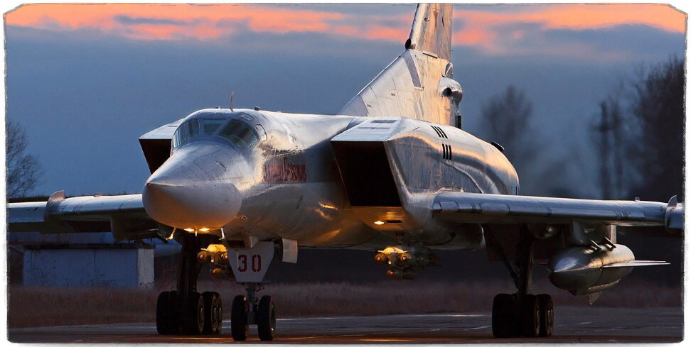 Источник: RussianPlanes.net/White. На фото Ту-22М3, под левым крылом которого висит Х-22/32 - основное вооружение против кораблей противника.