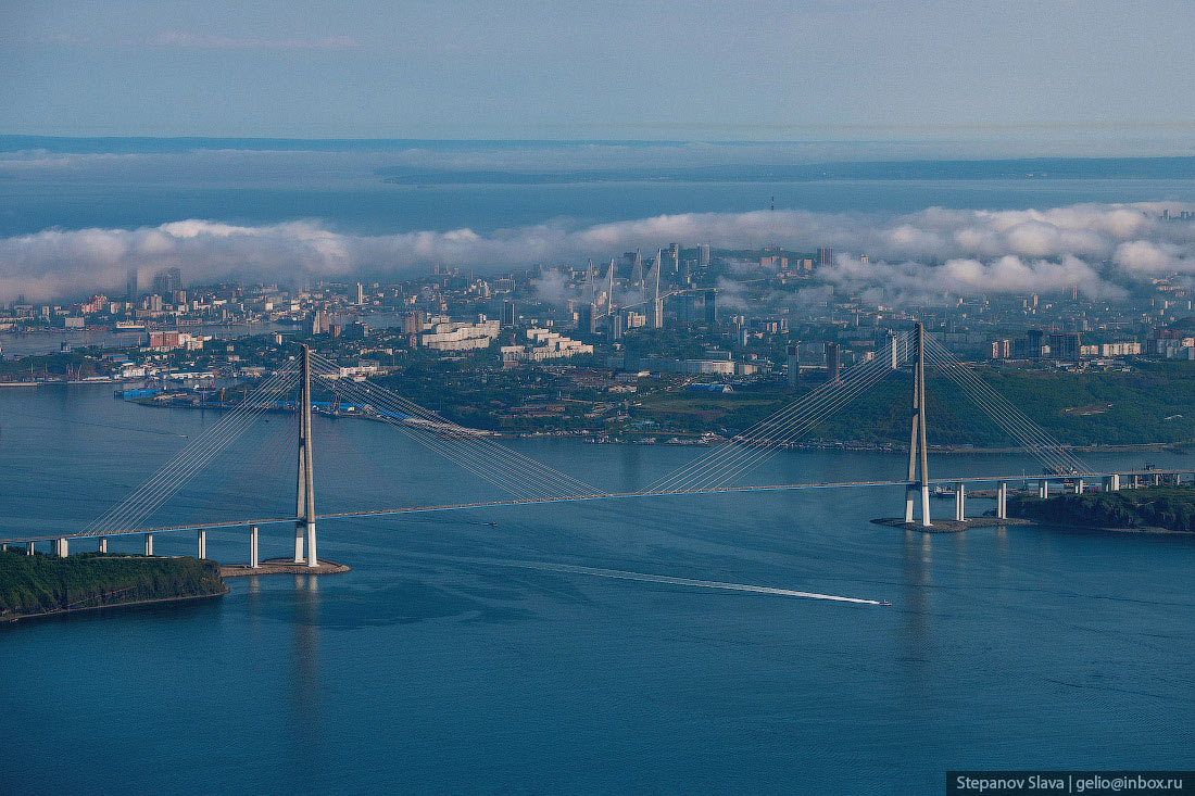 вид на бухту золотой рог владивосток. владивосток город порт на дальнем востоке россии.